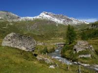 Der Tauernbach fließt über die Jamnigalm